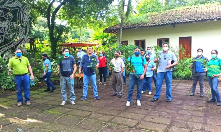 Actividad de reforestación en el Jardín Botánico de UNAN León