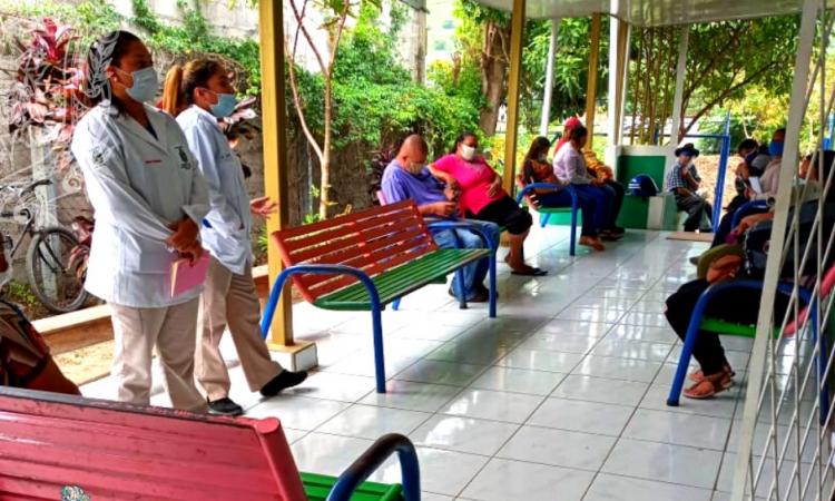 Estudiantes de la carrera de Enfermería del CUR Jinotega,  realizan Prácticas en el Centro de Salud Guillermo Matute.