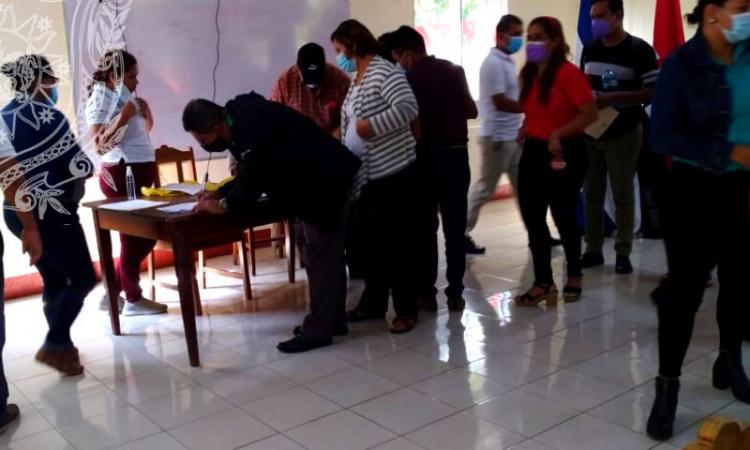 Docentes del CUR-Somoto de la UNAN León Bicentenaria participan en la recolección de firmas en respaldo a la propuesta de prisión perpetua a los culpables de crímenes de odio. 