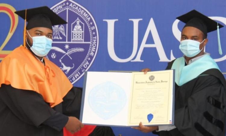 UASD gradúa 2 mil profesionales de grado y postgrado