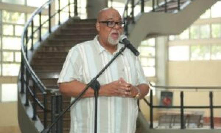 UASD develiza busto en honor al extinto líder político, abogado y poeta José Francisco Peña Gómez