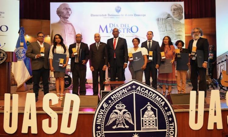 La UASD condecora a catedráticos destacados en el Día Nacional del Maestro