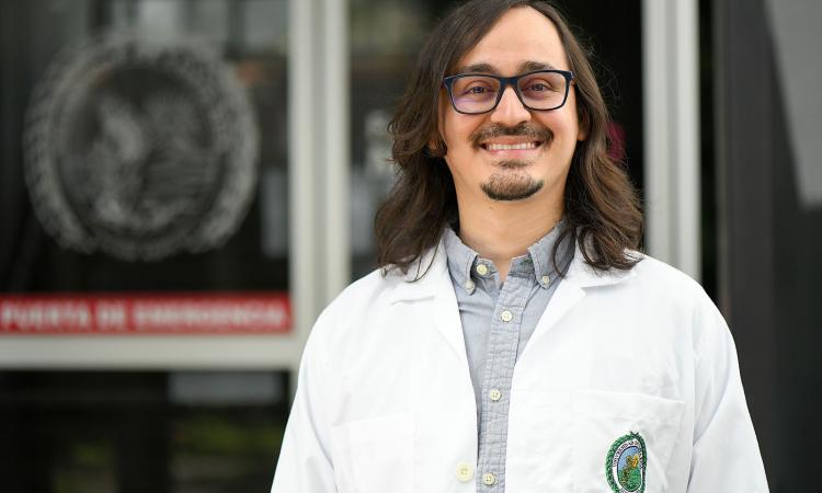 Joven costarricense destaca en Brasil y logra titularse como médico nuclear