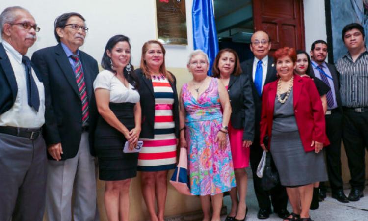 Reconocen aportes de René Madecadel Perla Jiménez con nominación de salón en su honor