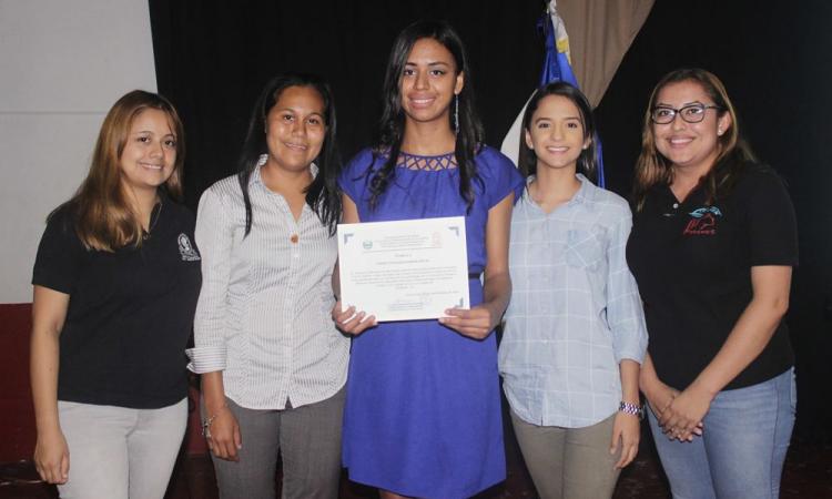 FMOcc UES: entregan reconocimiento a estudiante que representa a la juventud salvadoreña en México