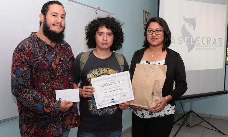 Premian a ganadores de Certamen Literario