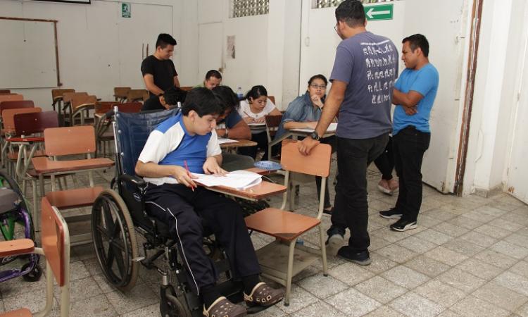 Aspirantes con discapacidad realizan prueba de Ingreso a la UES