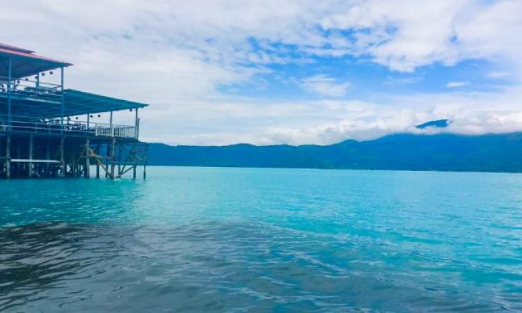 Investigadores realizan campaña de monitoreo en el lago de Coatepeque debido a un cambio en la coloración del agua