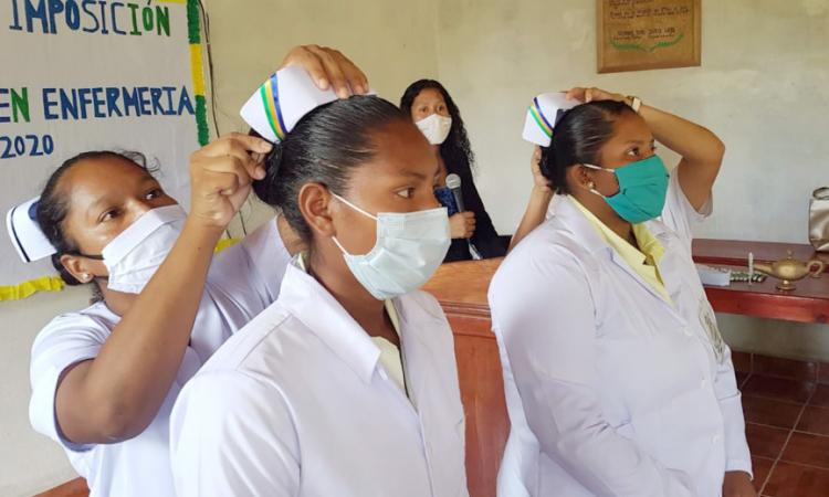 Imposición de cofias e insignias a estudiantes de Enfermería Intercultural