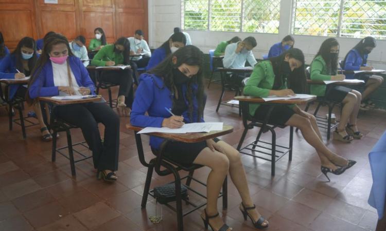 22 estudiantes de Administración de Empresas con mención en Turismo y Hotelería realizan su Examen de Grado