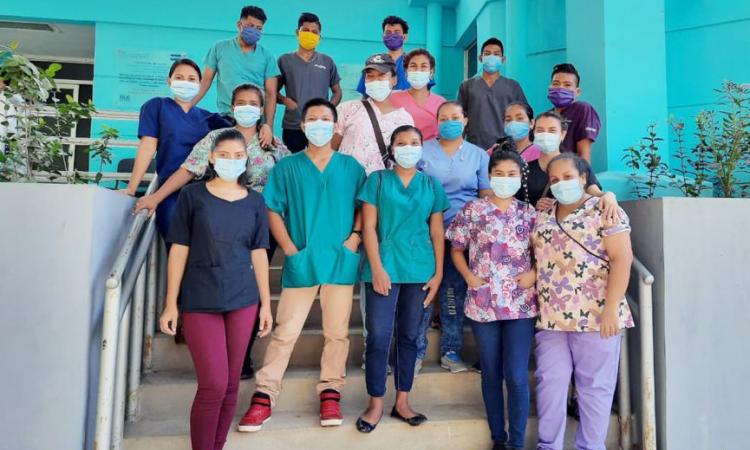Estudiantes apoyan jornada de limpieza y saneamiento del hospital Carlos Centeno de Siuna