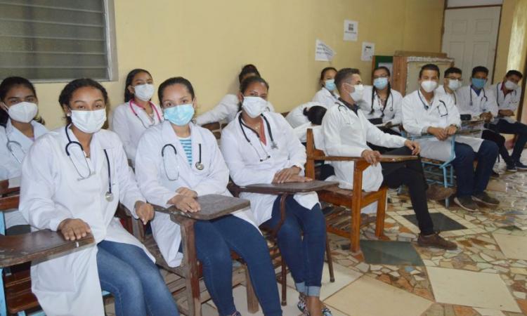 Estudiantes del II año de Medicina Intercultural realizan Examen Práctico por Competencia