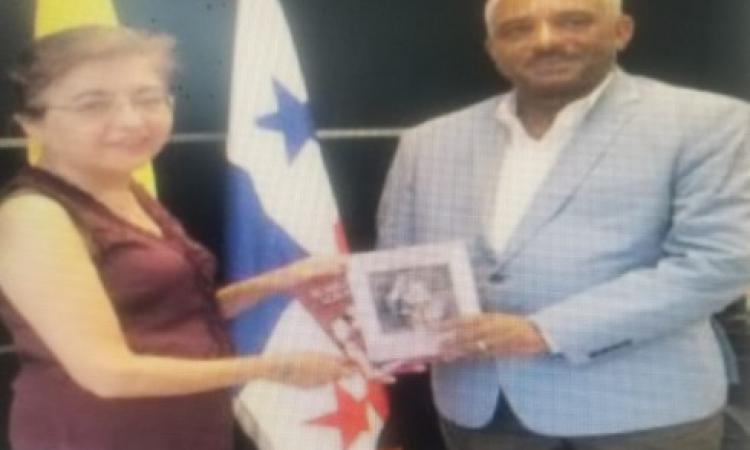 Embajadora de Ecuador en Panamá recibe a catedrático de la Universidad de Panamá