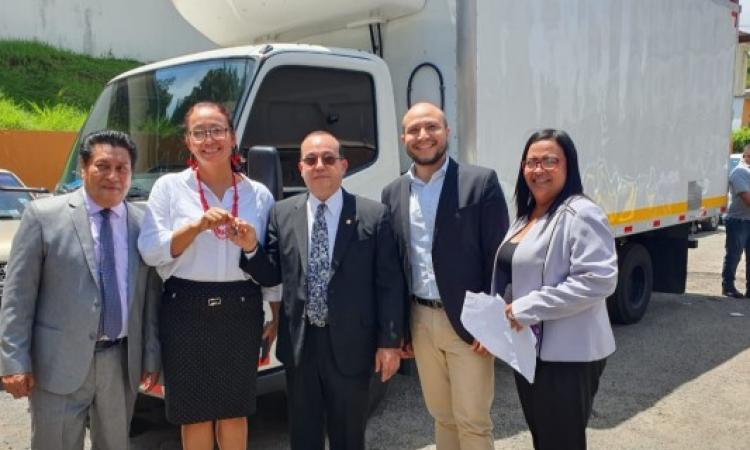 Rector entrega camión refrigerado a las cafeterías universitarias