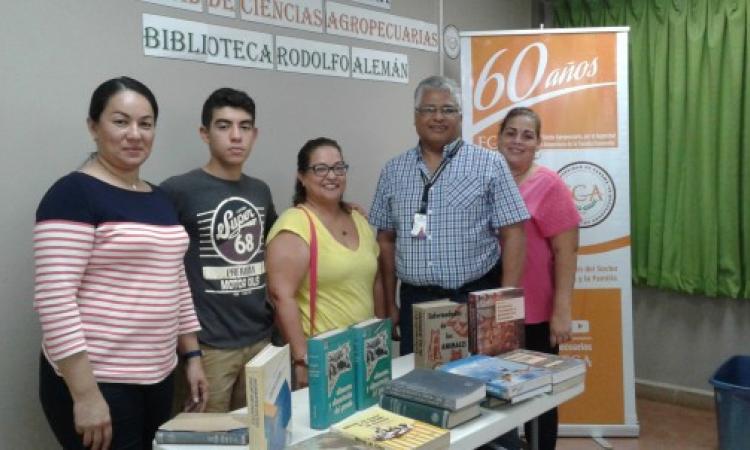 Familia González-Caballero entrega en calidad de donación libros a la Biblioteca Rodolfo Alemán de la FCA