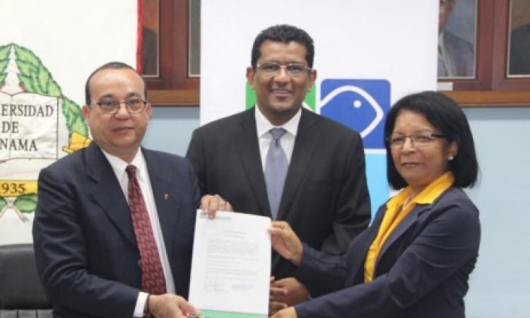 El MA entrega al rector Eduardo Flores orden del proyecto “Fortalecimiento de las Capacidades del Herbario de la UP”