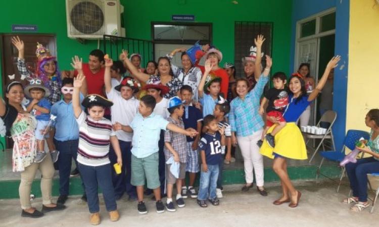 Estudiantes de Inglés del CRUA comparten con niños del IPHE  de Los Santos