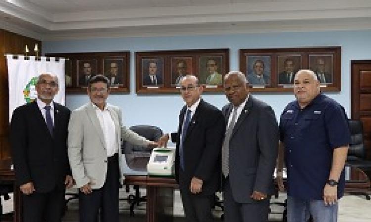 IICA entrega a la Universidad de Panamá un Temociclador para uso en la FCA