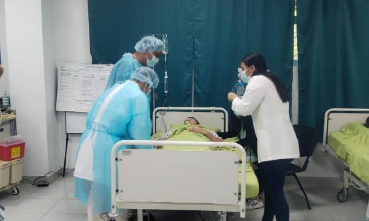 Estudiantes de Enfermería realizan prácticas clínicas en el laboratorio de simulación de Alta Fidelidad