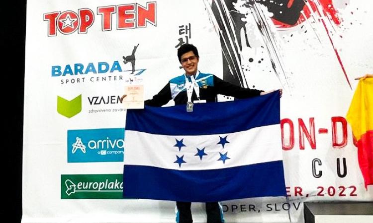 Estudiante de la UNAH gana plata en Copa del Mundo de Taekwondo en Eslovenia