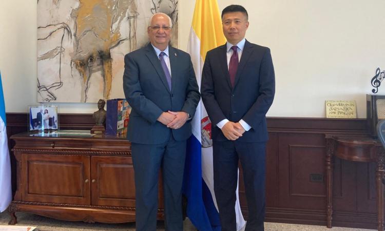 UNAH y Embajada de China planifican iniciar cátedra de mandarín tras visita del embajador Yu Bo