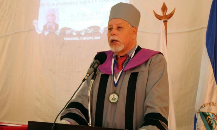 Doctor Hugo Gutiérrez Ocón recibe Título Honoris Causa en Educación