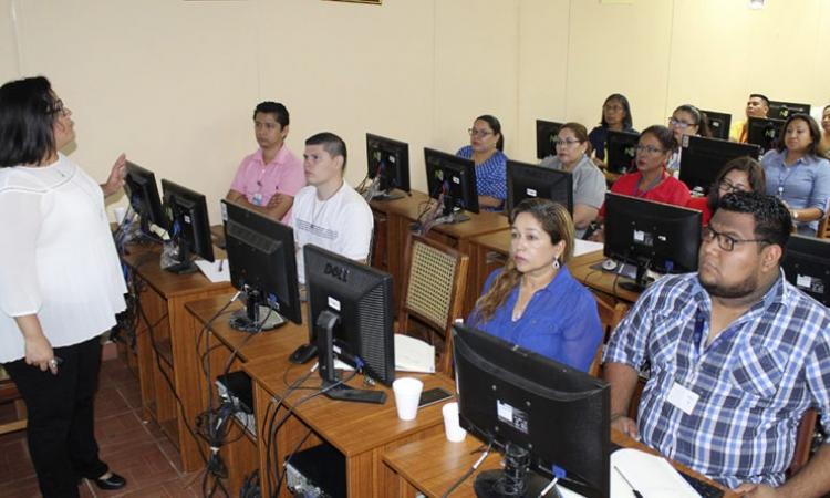 Sistema Bibliotecario recibe taller sobre uso de la plataforma EBSCO