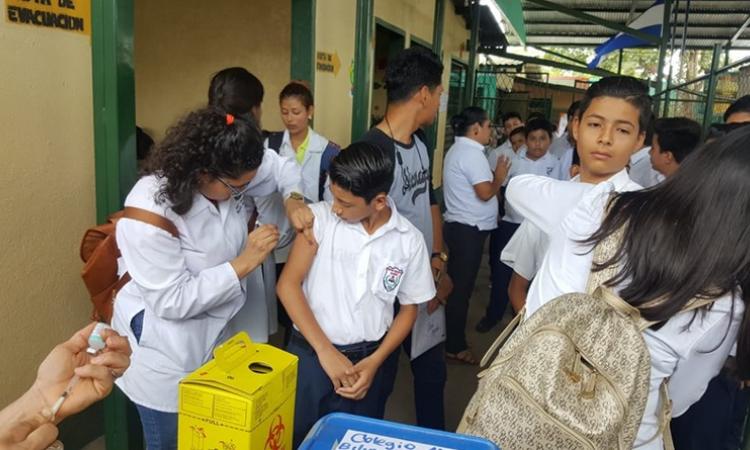 Futuros médicos participan en jornada nacional de vacunación
