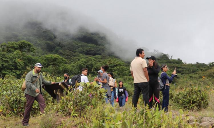 Futuros biólogos en recorrido por el volcán Mombacho como parte de su formación profesional