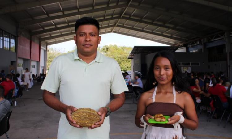 Con desayuno estudiantes celebraron Día del Aborigen