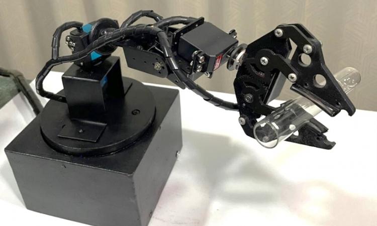 Estudiantes de licenciatura en Ingeniería en Electrónica desarrollaron Proyecto de brazo robótico para la manipulación de isótopos radioactivos