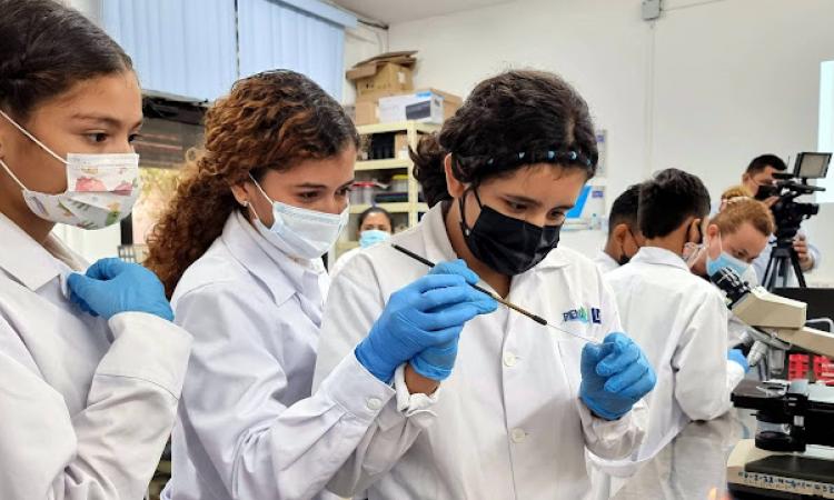 Estudiantes de Biotecnología. Foto: Red Comunica Csuca   