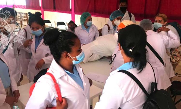 Estudiantes de la carrera de Licenciatura en Enfermería Profesional en sus Prácticas de Fundamentos de Enfermería en coordinación con los diferentes Centros de Salud del Departamento de Madriz.