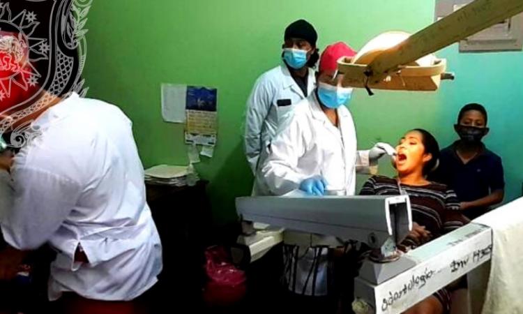 Brigada odontológica de la UNAN León Bicentenaria brindó atención bucal gratuita a pobladores que asistieron al Centro de Salud Mantica Berio en León.