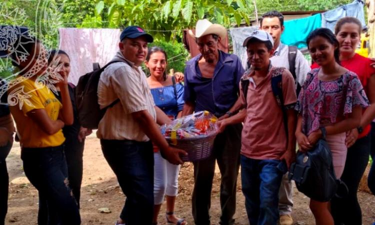  Estudiantes del Técnico Superior en Agronegocios del CUR Jinotega de la UNAN León Bicentenaria, entregan paquetes alimenticios a familias vulnerables 