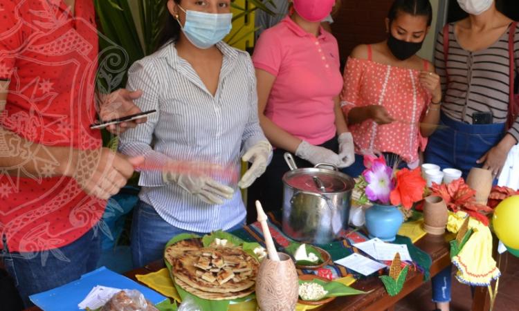 La Bicentenaria UNAN - León conmemoró el Día de la Resistencia Indigena, negra y popular con la realización de una "Feria del Maiz"