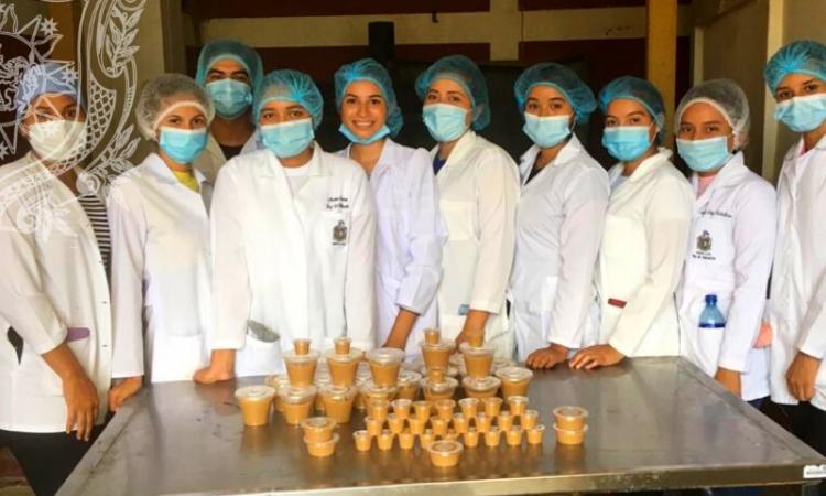 Estudiantes de la carrera Ingeniería de Alimentos de la UNAN León Bicentenaria elaboran dulce de leche con coco, con su valor agregado
