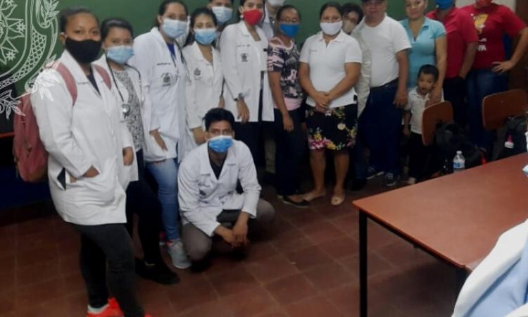 Estudiantes de la Carrera de Medicina de la UNAN León Bicentenaria brindaron capacitacion a maestros sobre toma de signos vitales