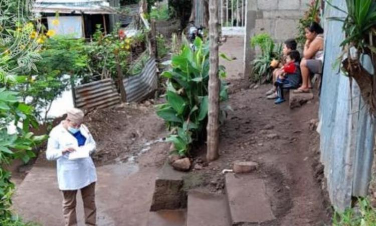 Estudiantes de Enfermería del CUR Jinotega realizaron visita casa a casa orientando sobre la prevención del Dengue