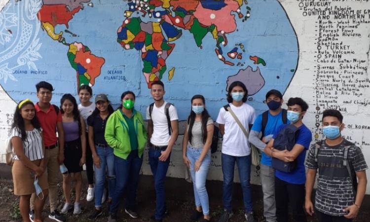 Estudiantes de la Carrera de Lengua Inglesa del CUR Somoto, brindaron información sobre el Proyecto Geoparque Río Coco traducido en el idioma inglés.