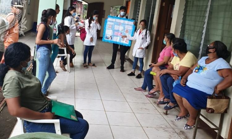 Estudiantes de la Carrera de Enfermería de la UNAN León Bicentenaria brindan a la población información sobre la importancia del Pap y autoexamen de mamas 