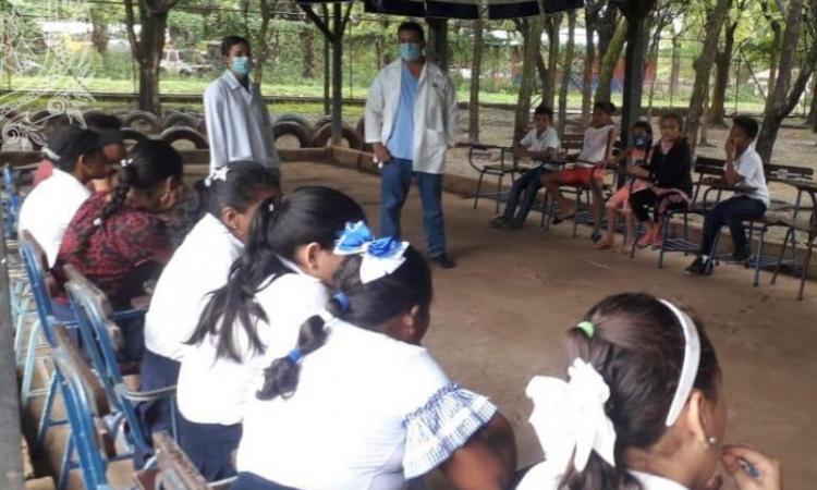 Estudiantes de la carrera de Enfermería del CUR Somotillo ofrecieron atención a ciudadanos de los barrios y colegios del Municipio de Somotillo.