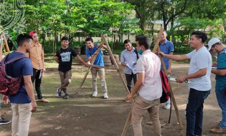Estudiantes de la carrera de Ingeniería en Agroecología Tropical de la Bicentenaria UNAN León, realizaron prácticas de construcción y calibración del nivel A