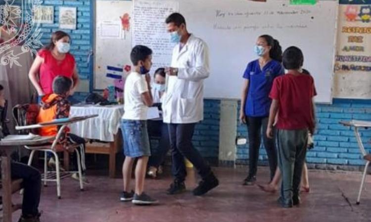 Estudiantes de la carrera de Enfermería del CUR Jinotega realizaron Desparasitación a niños de la Escuela Francisco Centeno en el municipio de Jinotega.