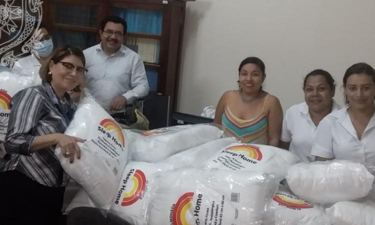La Facultad de Ciencias Médicas de la UNAN-León Bicentenaria prepararon paquetes alimenticios para obsequiarlos a nuestros viejitos, a través de programa de atención al adulto mayor
