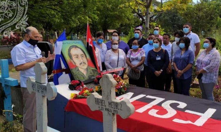 La UNAN León Bicentenaria rindió tributo al Compañero Carlos Medina, trabajador universitario caído en defensa de la patria