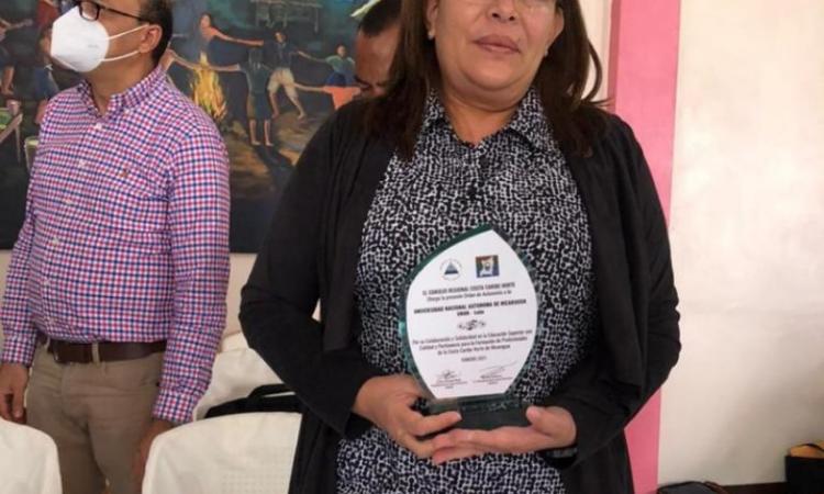 La Dra. Flor de María Valle Espinoza, rectora de la UNAN-León Bicentenaria, recibió la Orden de Autonomía, la más alta distinción que otorgan las Regiones Autónomas de la Costa Caribe Nicaragüense