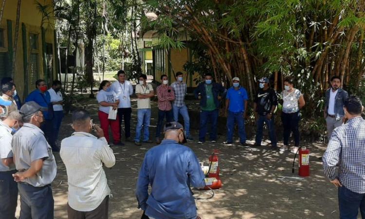 Miembros de la brigada contra incendio de la Escuela de Ciencias Agrarias y Veterinaria, recibieron capacitación sobre el uso y manejo de extintores
