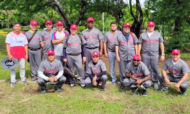 Docentes desarrollan juego de sóftbol