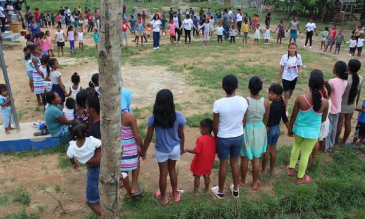 Niños y niñas de Sisin disfrutan de una tardeada familiar